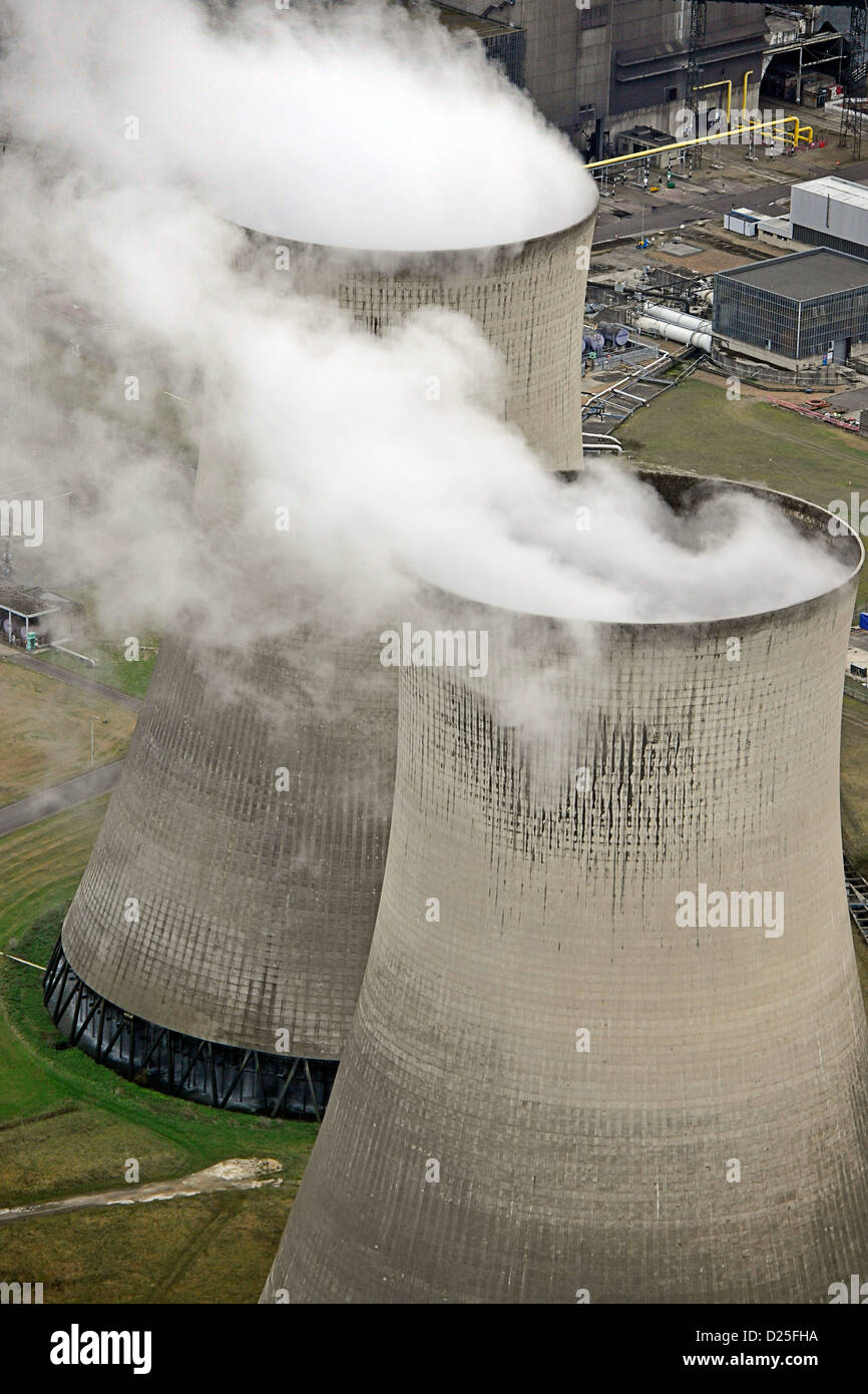 Photographie aérienne montrant la vapeur par les tours de refroidissement à Henrichenburg Shiplift. Banque D'Images