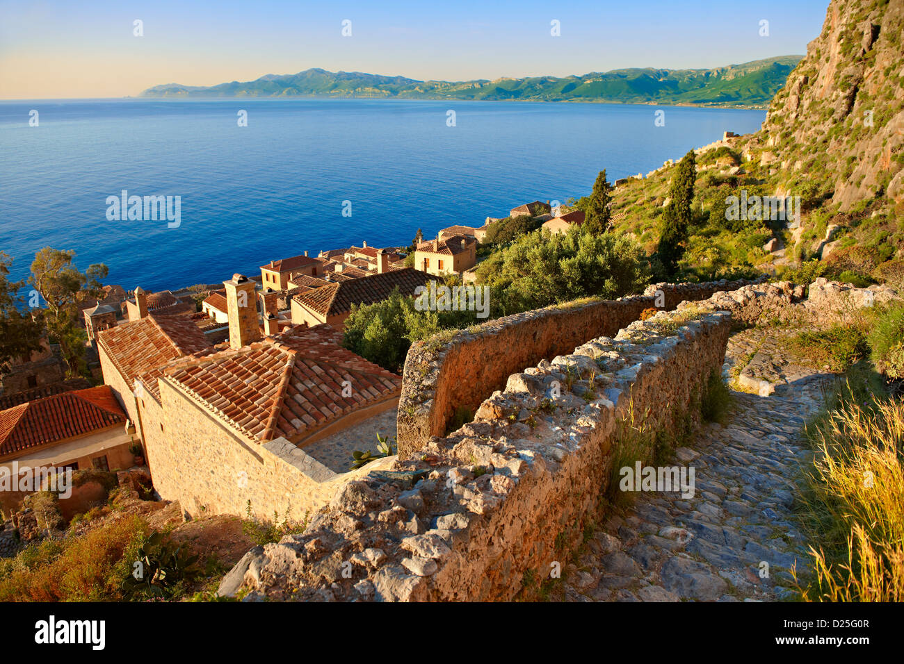 Vue aérienne de l'Île Byzantine de Monemvasia ville-château avec acropole sur le plateau. Péloponnèse, Grèce Banque D'Images