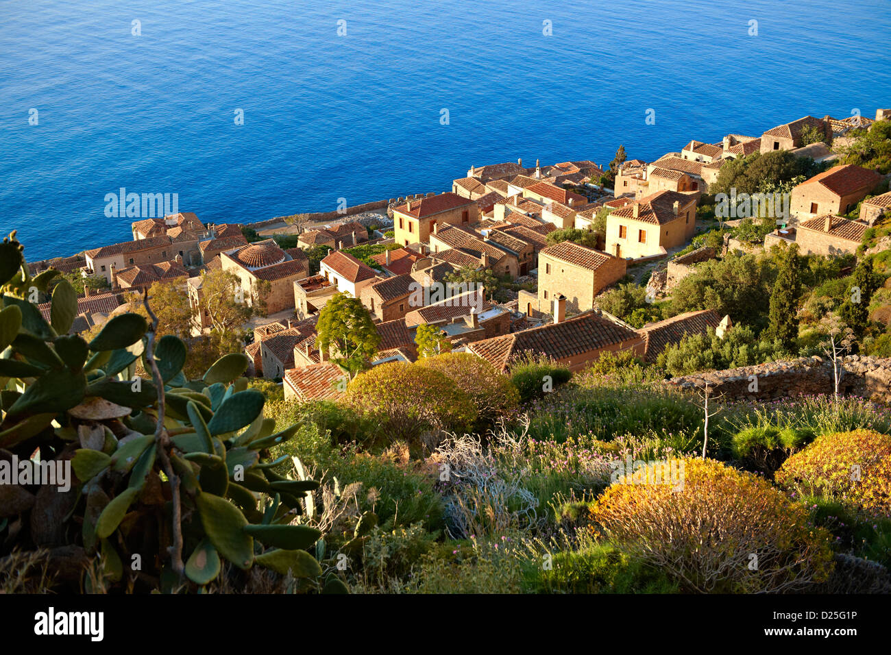 Vue aérienne de l'Île Byzantine de Monemvasia niveau vers Castle town avec acropole sur le plateau. Péloponnèse, Grèce Banque D'Images