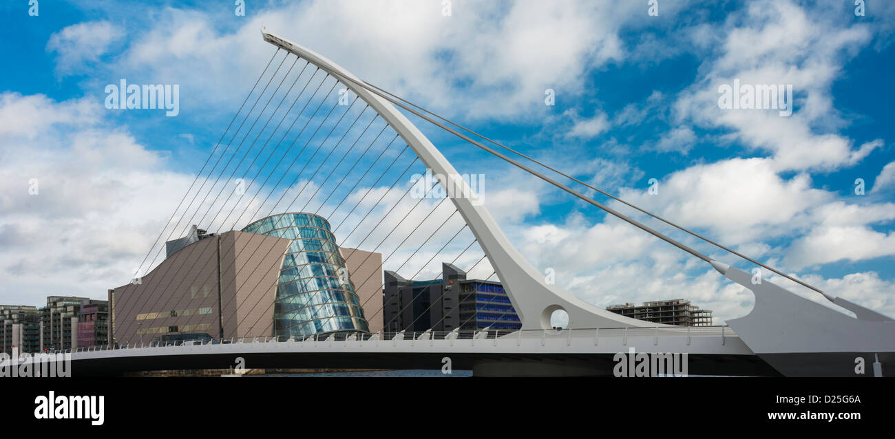 Le Samuel Beckett Bridge sur la rivière Liffey, Dublin, Irlande, avec la National Conference Center de l'arrière-plan Banque D'Images