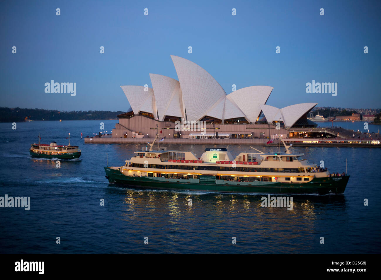 Sydney Manly Harbour Ferry Collaroy arrivant Circular Quay - passant de l'Opéra de Sydney Sydney Australie au coucher du soleil Banque D'Images