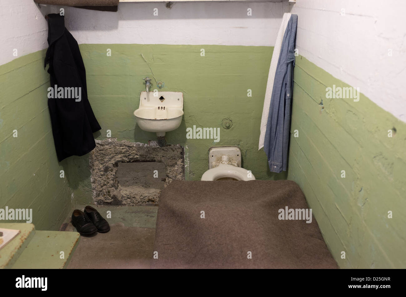 Alcatraz prison cell avec le trou dans le mur d'où un détenu a été pensé pour avoir échappé à Banque D'Images
