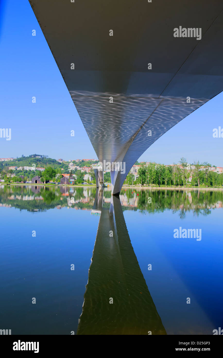 Une image de sous le pont. Banque D'Images