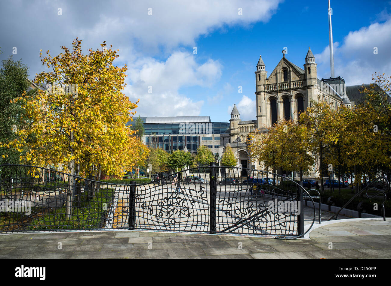 St Anne's Church of Ireland Cathedral et écrivains Sq Belfast Irlande du Nord Banque D'Images