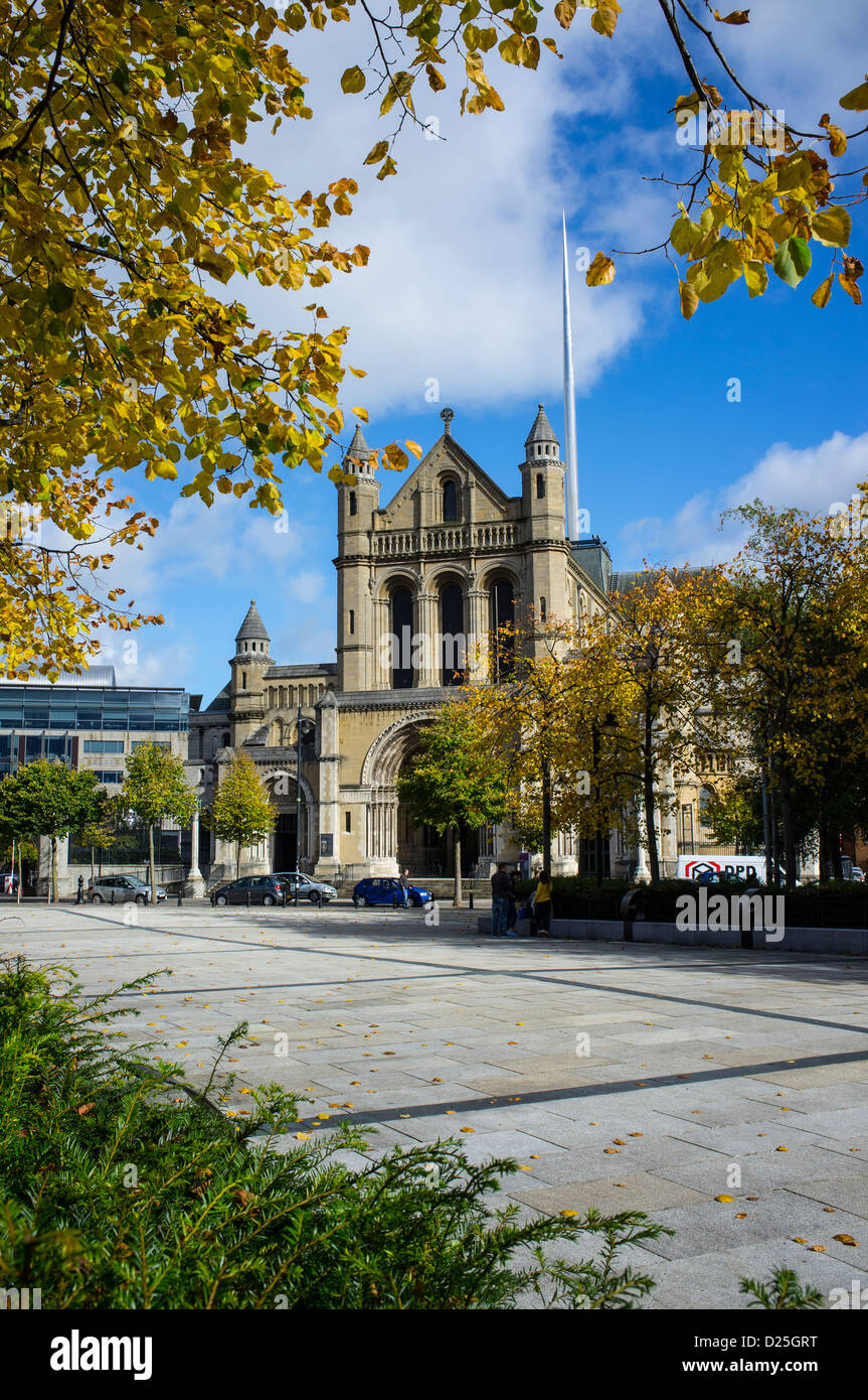 St Anne's Church of Ireland Cathedral et écrivains Sq Belfast Irlande du Nord Banque D'Images