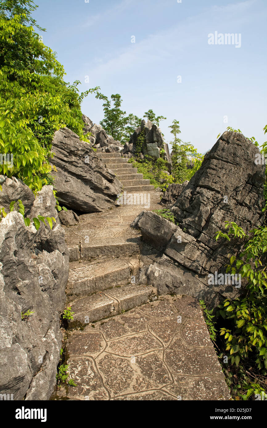 Un chemin étroit autour de la montagne en Parc Xishan à Guilin dans le sud de la Chine. Banque D'Images