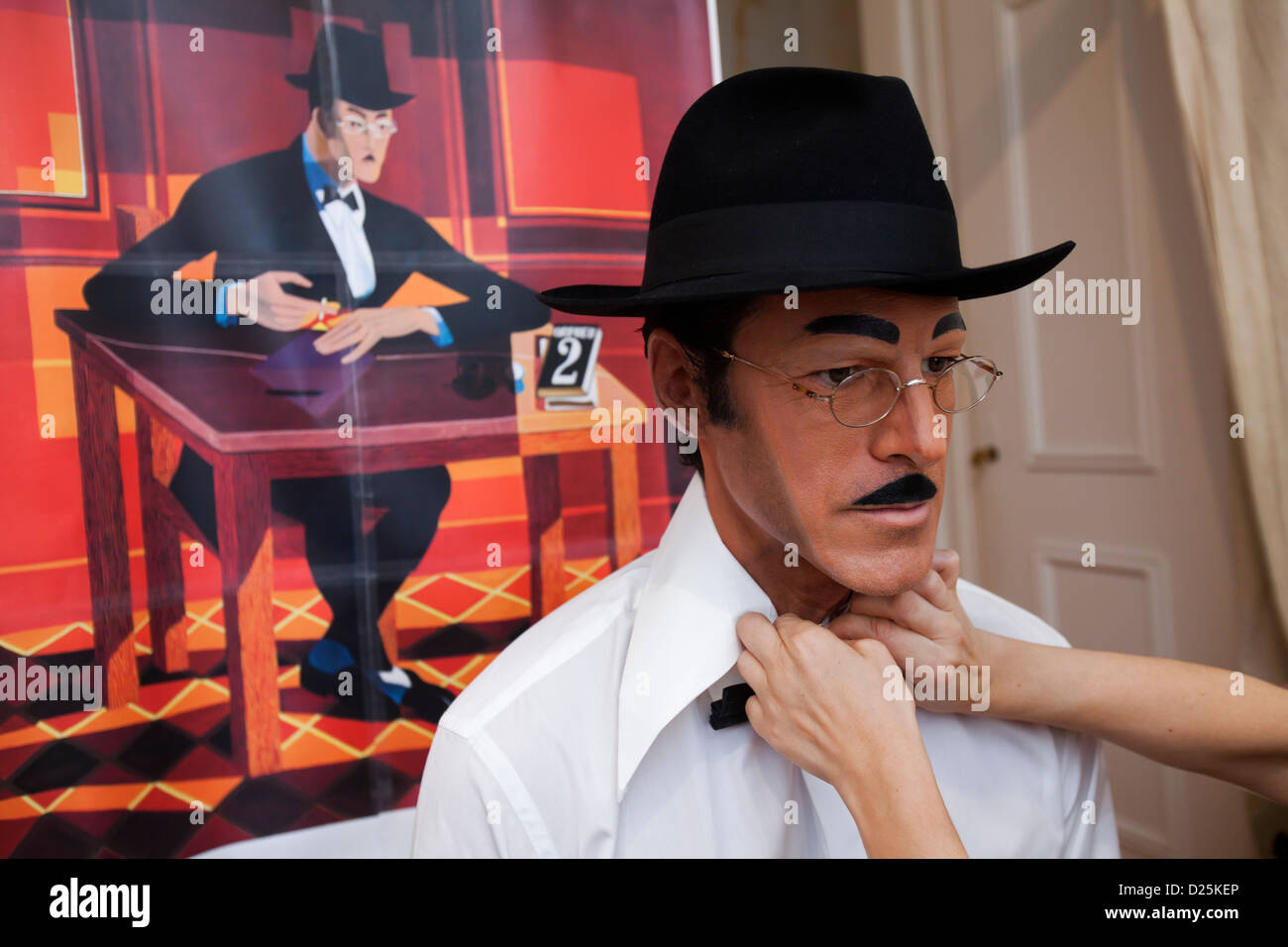 L'acteur Portugais Paulo Pires habillé comme le poète Fernando Pessoa, Lisbonne, Portugal. Banque D'Images