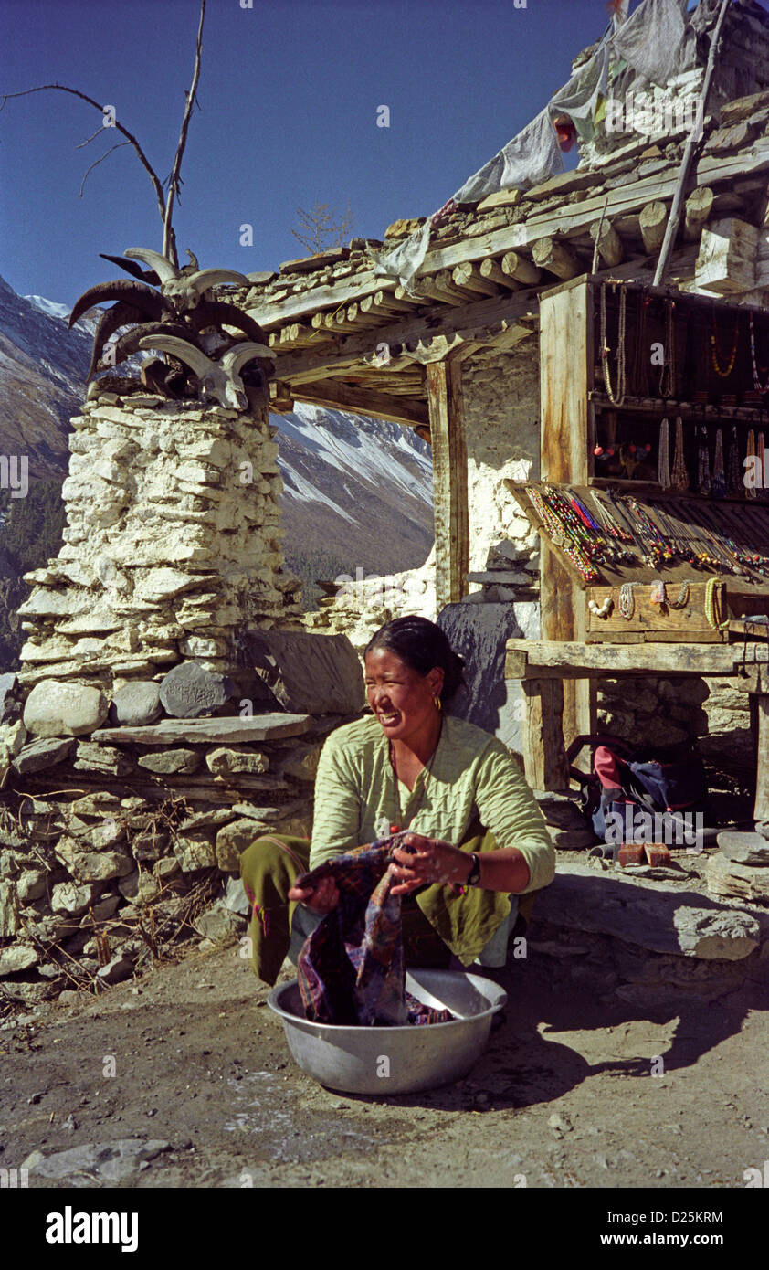 Femme népalaise lavage des vêtements à bol en métal à Gompa shop Gunsang  sur le circuit de l'Annapurna Himalaya Népal ou yak vache cornes sur poster  Photo Stock - Alamy