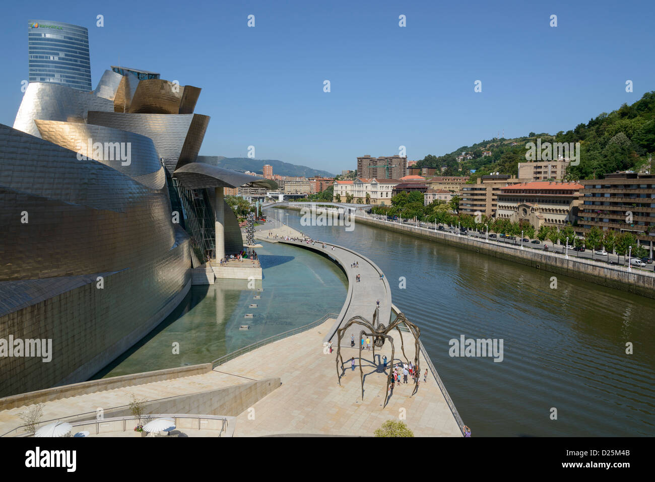 Musée Guggenheim Bilbao, par Frank Gehry, vue de la Ria de Bilbao (rivière Nervion).avec la célèbre sculpture de l'Araignée géante. Banque D'Images