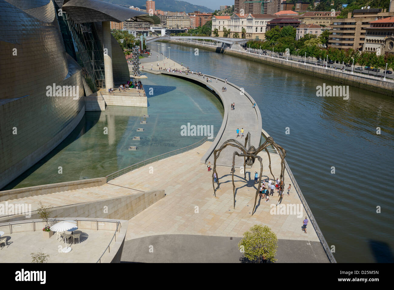 La sculpture de l'araignée géante en face de la Guggenheim Bilbao musée par Frank Gehry. Ría del Nervión. Banque D'Images