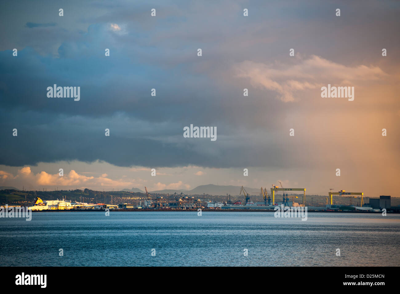 Port de Belfast au coucher du soleil avec les montagnes de Mourne en arrière-plan Banque D'Images