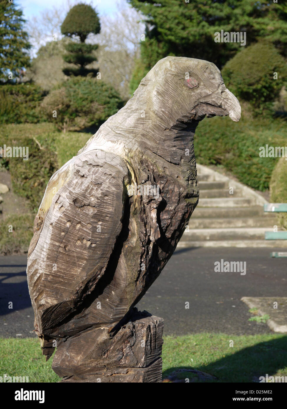 Sculpture en bois d'aigle dans un parc public Banque D'Images