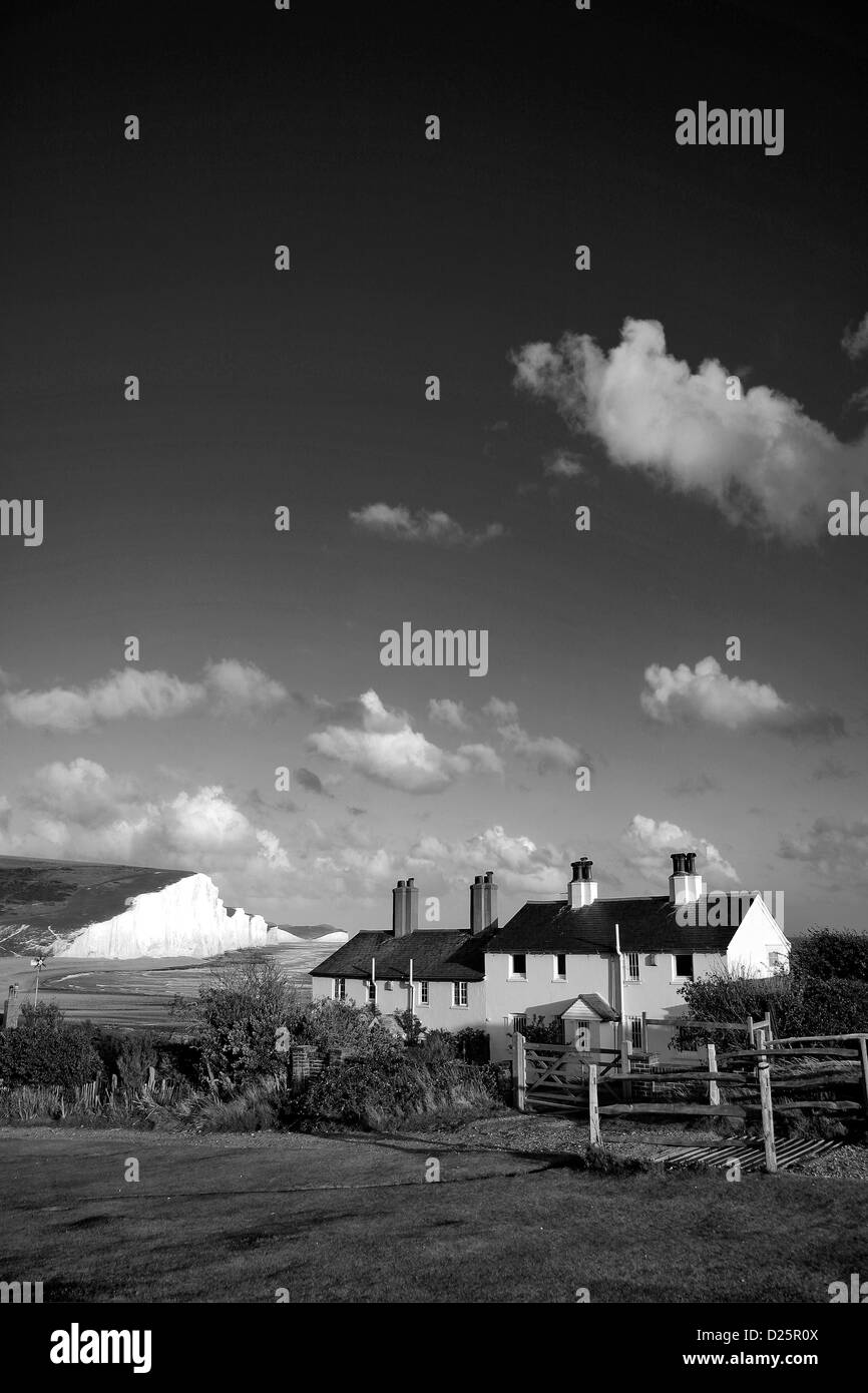 Les garde-côtes des cottages avec sept Sœurs des falaises de craie dans l'arrière-plan, Seaford Head beach, Parc National des South Downs, Sussex Banque D'Images