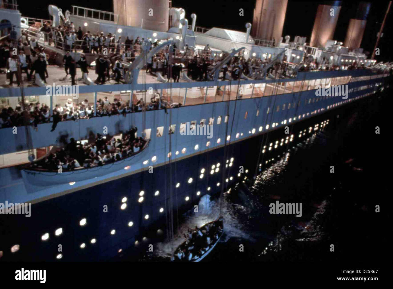 Titanic - Chronik einer Untergangs als die Titanic Titanic zu sinken droht die Passagiere geraten, dans Panik. Verzweifelt Banque D'Images