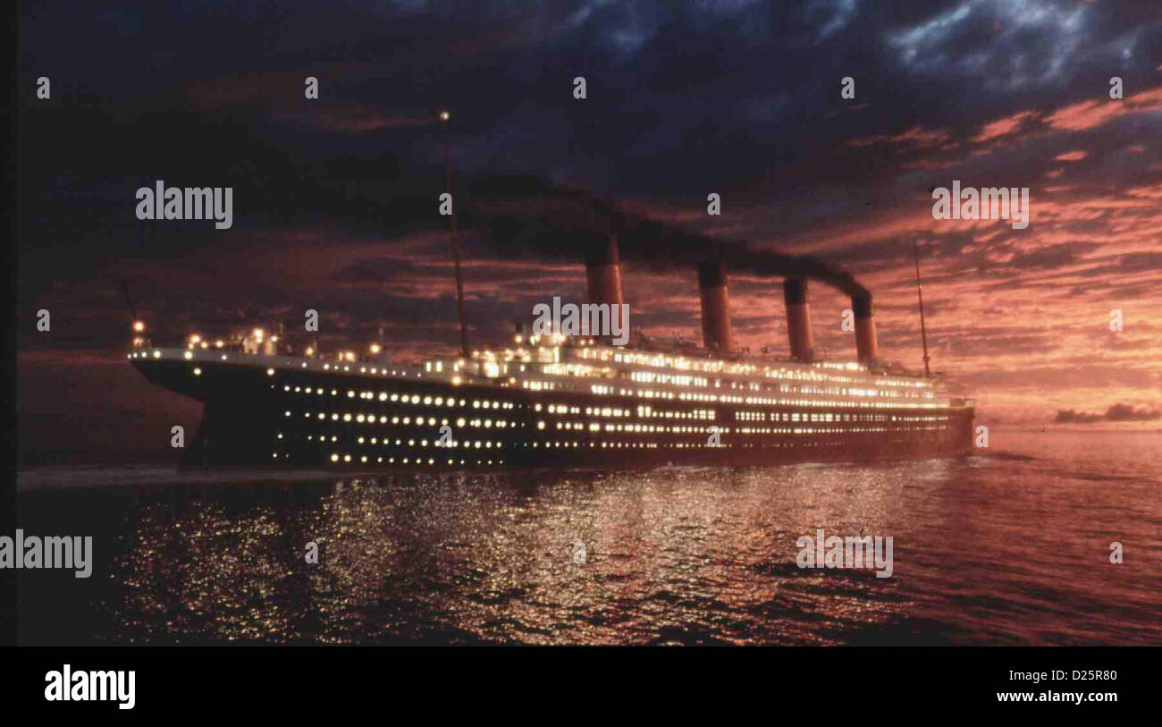 Titanic - Chronik einer Untergangs Titanic Titanic als die auf einen Eisberg auflaeuft beginnt eine Katastrophe. *** Les Banque D'Images