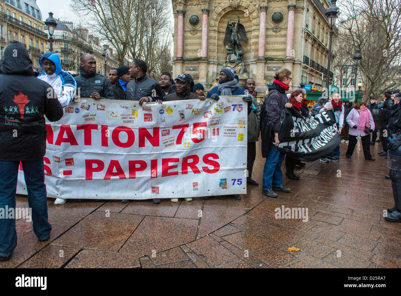 Paris, France. Foule sur les immigrants africains de rue protestant tenir des bannières à migrants sans papiers démonstration, europe migrants, communauté noire paris Banque D'Images