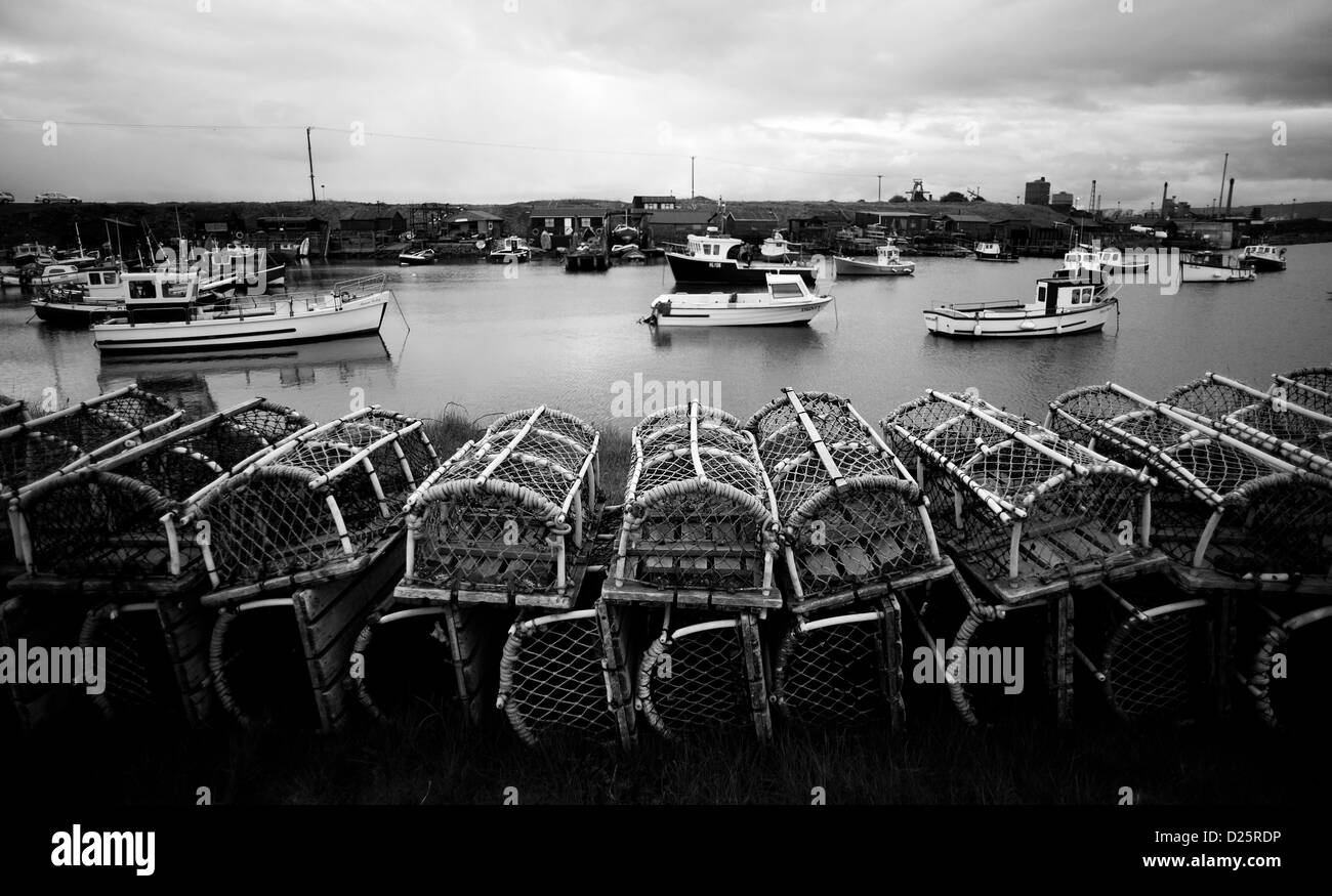 Des casiers à homard sont empilées près de bateaux de pêche au sud de la Gare de Teesside, Angleterre. Banque D'Images
