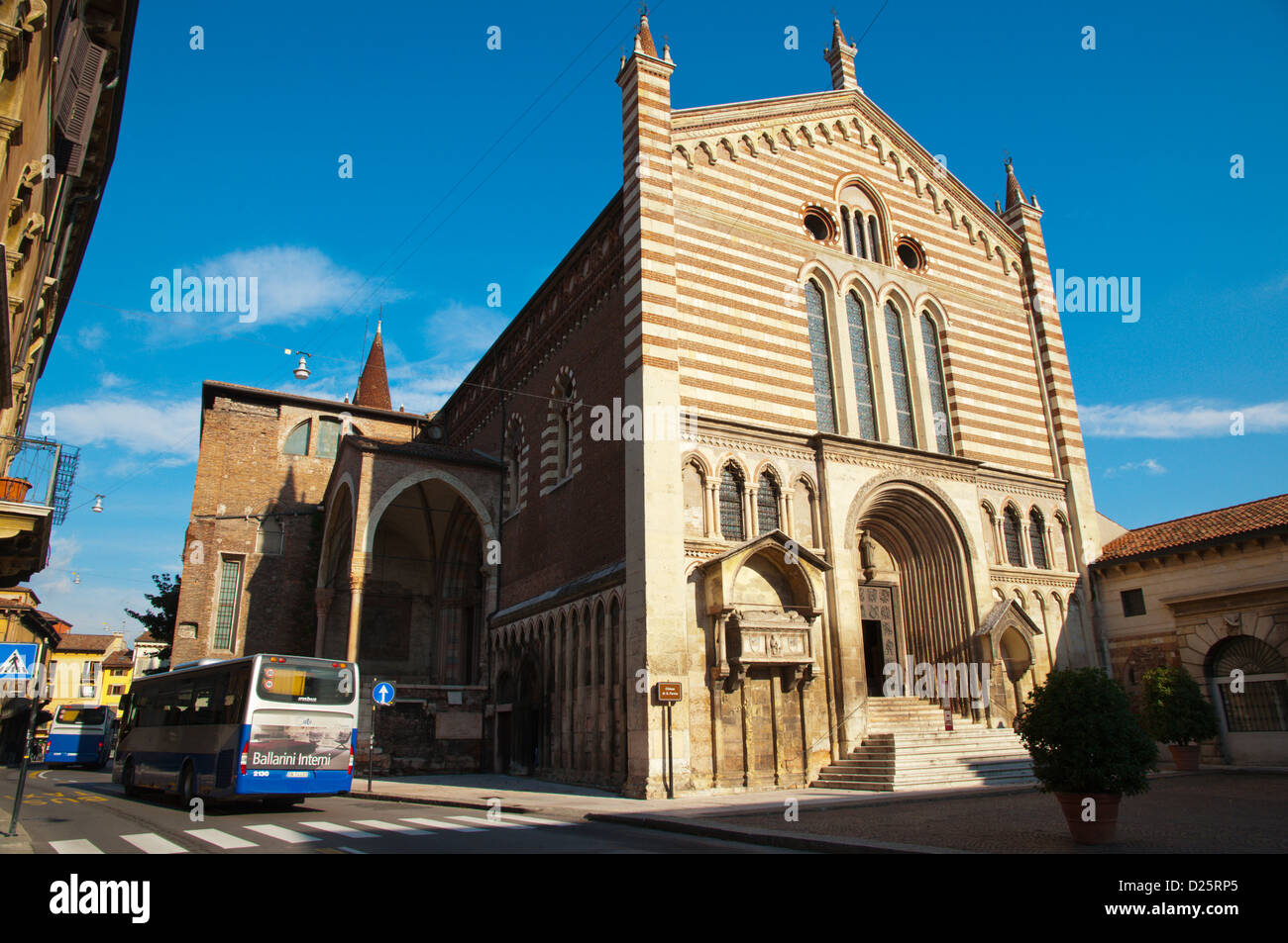 Via Sottoriva street va passé Chiesa di San Fermo Maggiore Verona city la Vénétie Italie Europe Banque D'Images