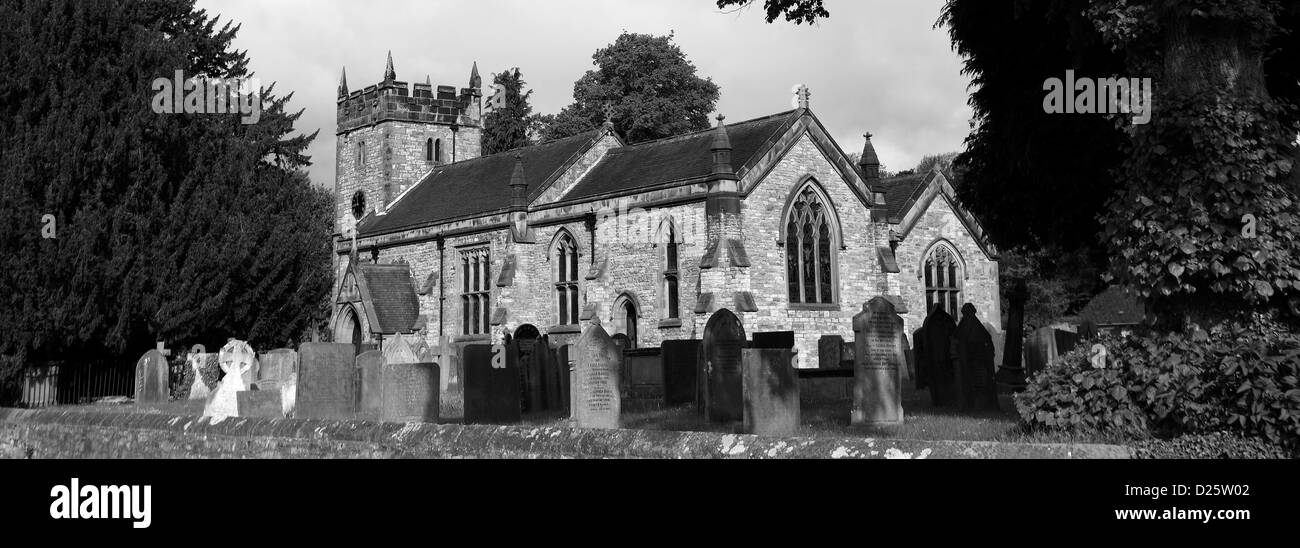 Voir l'église de la Sainte Trinité, Ashford, dans le village de l'eau, Parc national de Peak District, Derbyshire Dales, Angleterre Banque D'Images Voir l'église de la Sainte Trinité, Ashford, dans le village de l'eau, Parc national de Peak District, Derbyshire Dales, Angleterre Banque D'Images