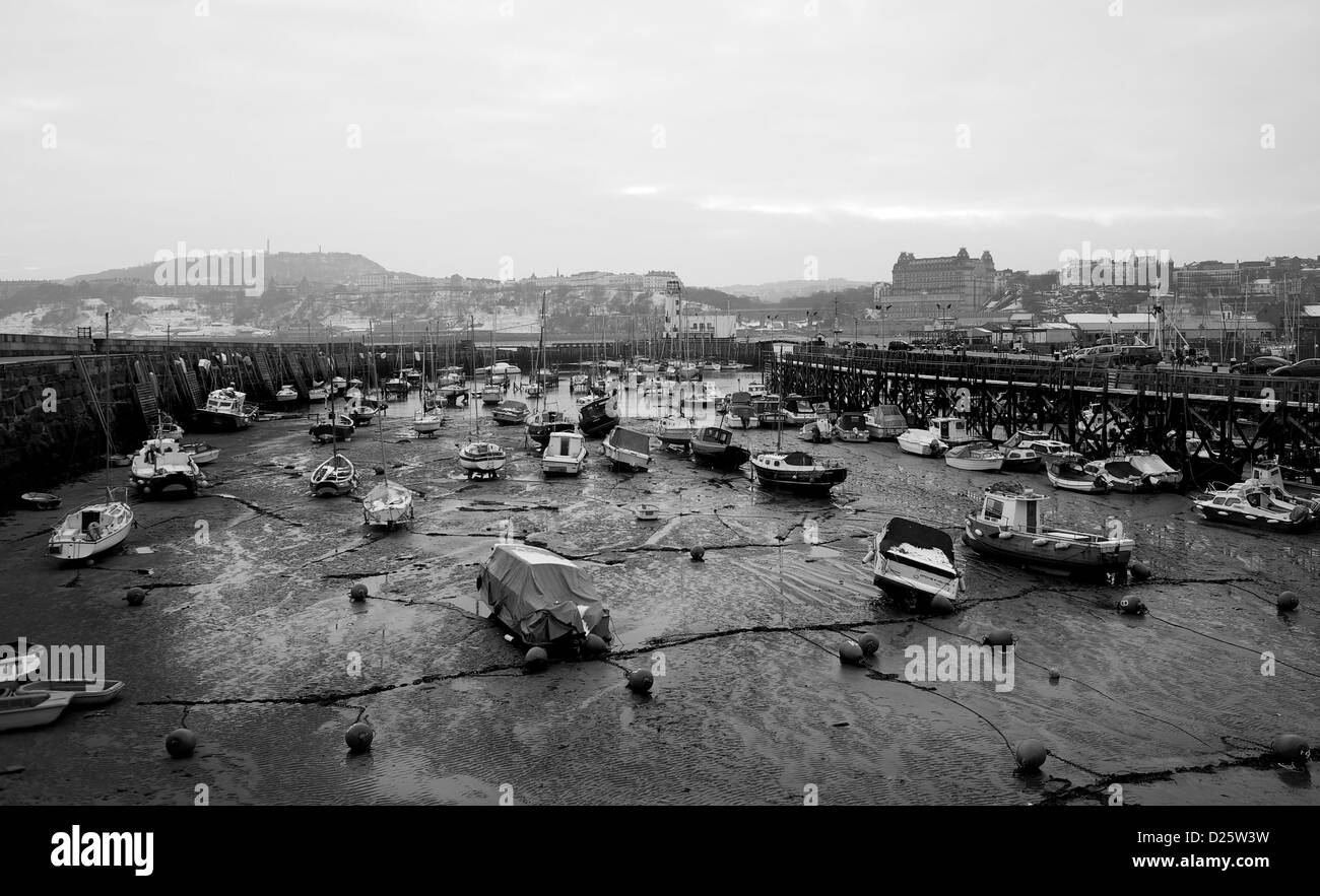 Bateaux de pêche dans la région de Scarborough reste sur le sable à marée basse. Banque D'Images