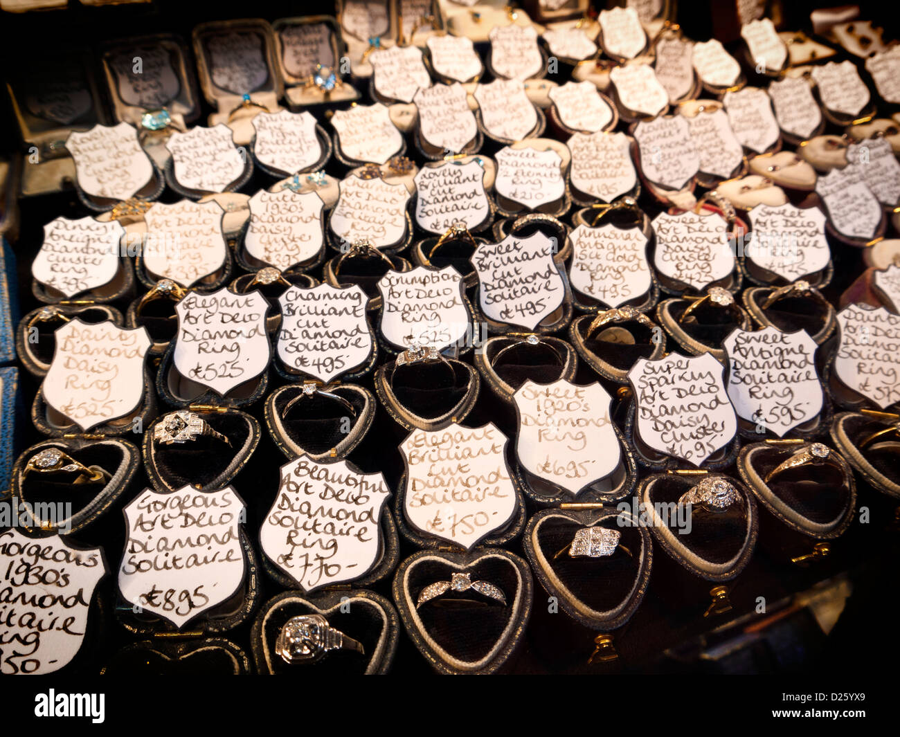 Beaux bijoux d'occasion dans une vitrine dans Brighton lanes Banque D'Images