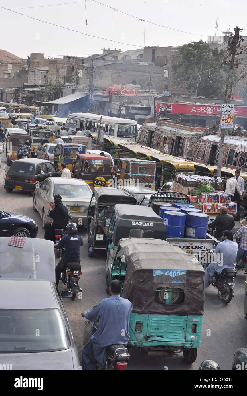 Un grand nombre de véhicules bloqués dans embouteillage à Saddar salon à Karachi le mardi 15 janvier, 2013. La perturbation et embouteillage est observée dans la région métropolitaine après Cour suprême du Pakistan a ordonné d'arrêter le premier ministre Raja Pervez Ashraf dans l'affaire de corruption de location. Banque D'Images