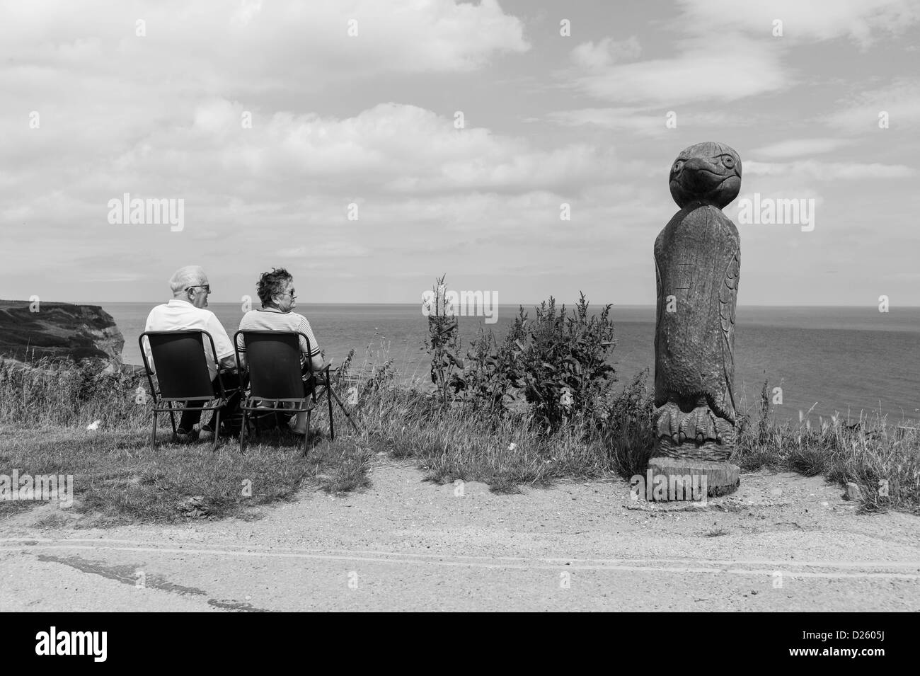 Un couple s'asseoir sur les falaises de Flamborough Head dans le Yorkshire. Banque D'Images