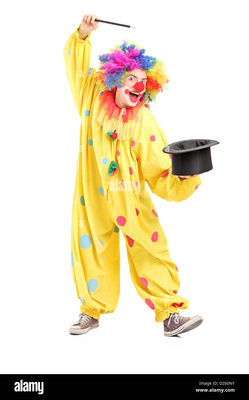 Portrait d'un clown de cirque d'effectuer un tour de magie contre isolé sur fond blanc Banque D'Images