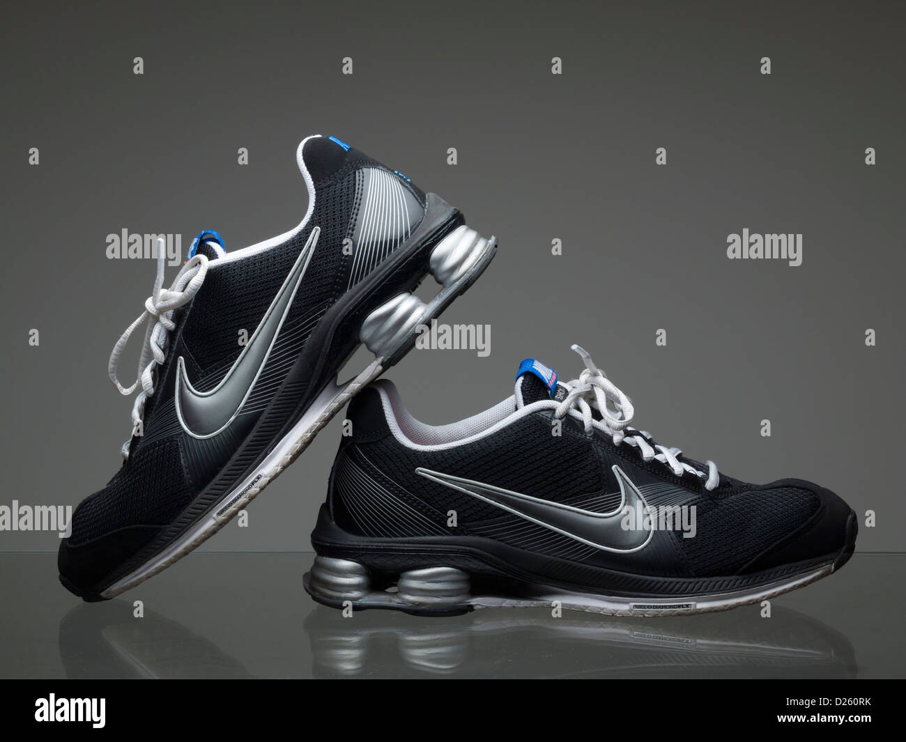 Paire de chaussures de course Nike noir Photo Stock - Alamy