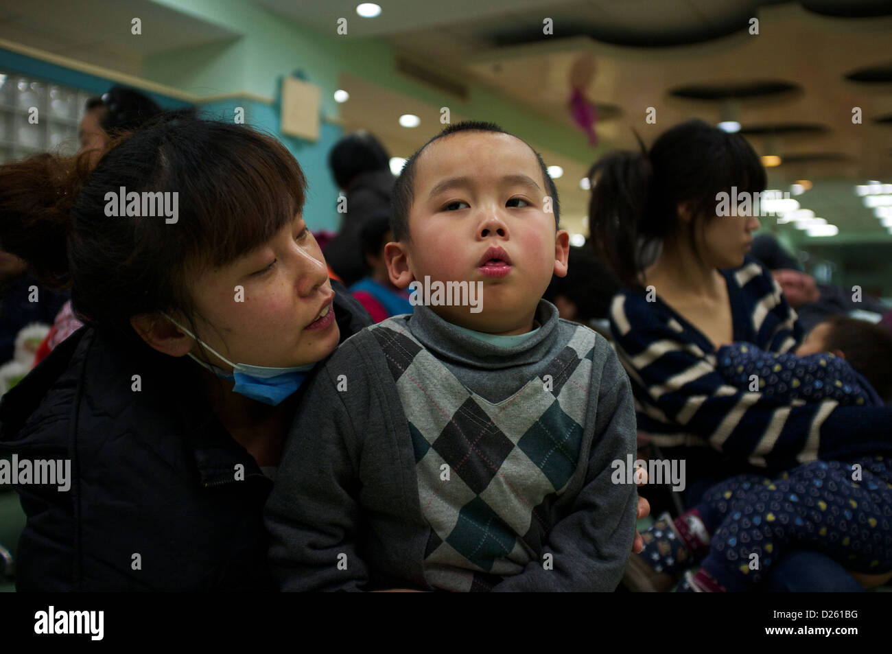 Les enfants malades de l'Hôpital pour enfants de Beijing. Les résidents locaux font face à un cinquième jour de smog dans Beijing. 14-Jan-2013 Banque D'Images