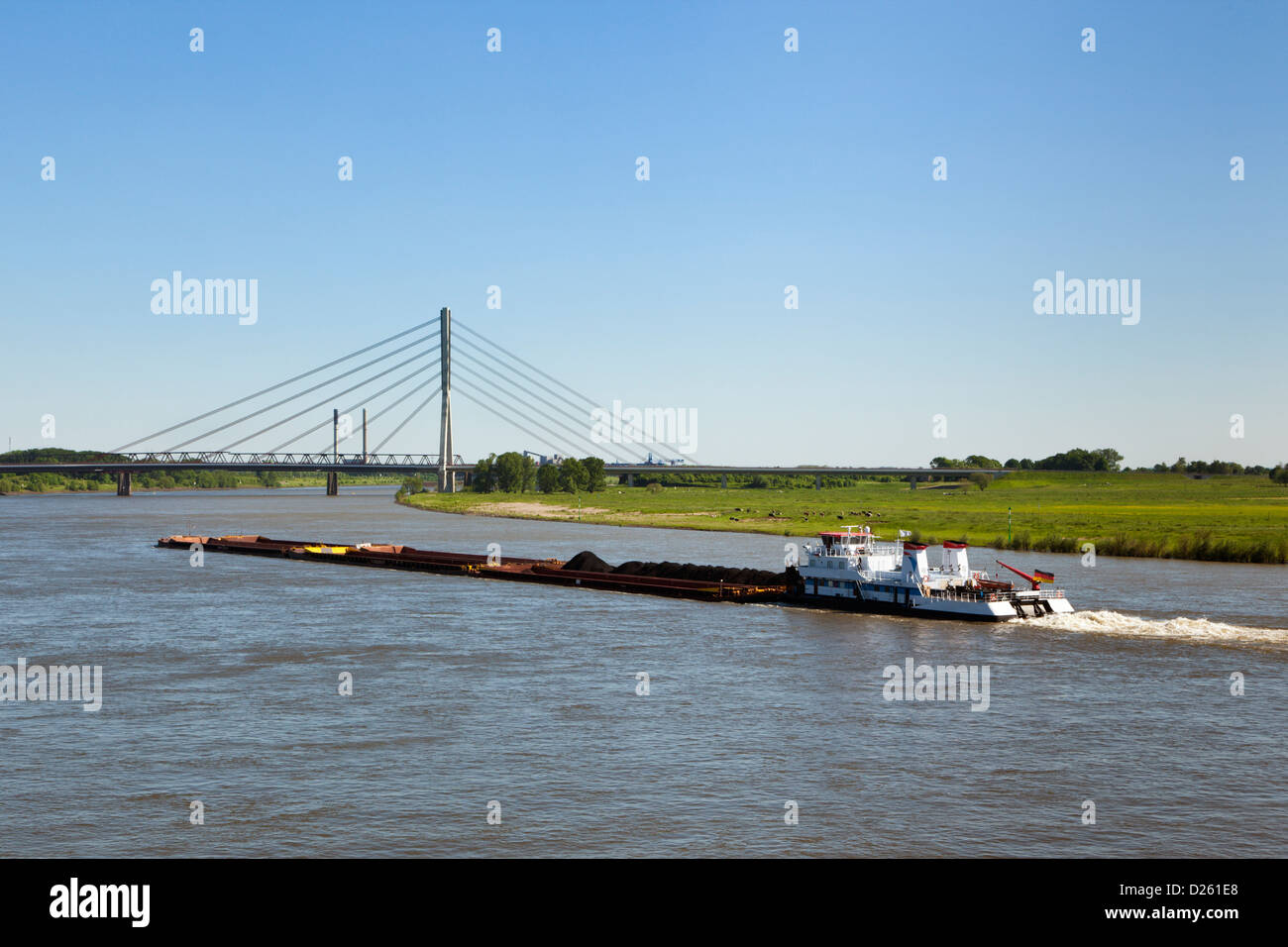 Transporteur de vrac sur le Rhin près de Wesel Banque D'Images