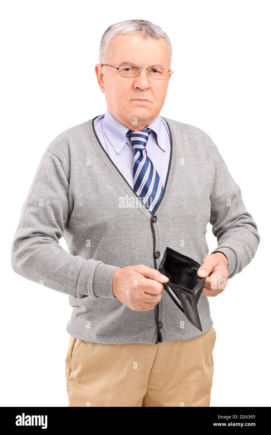Senior man holding an empty wallet isolé sur fond blanc Banque D'Images