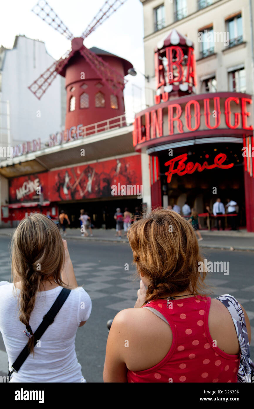 Prise de vue des femmes au Moulin Rouge cabaret à Paris. Zone de Pigalle, France Banque D'Images