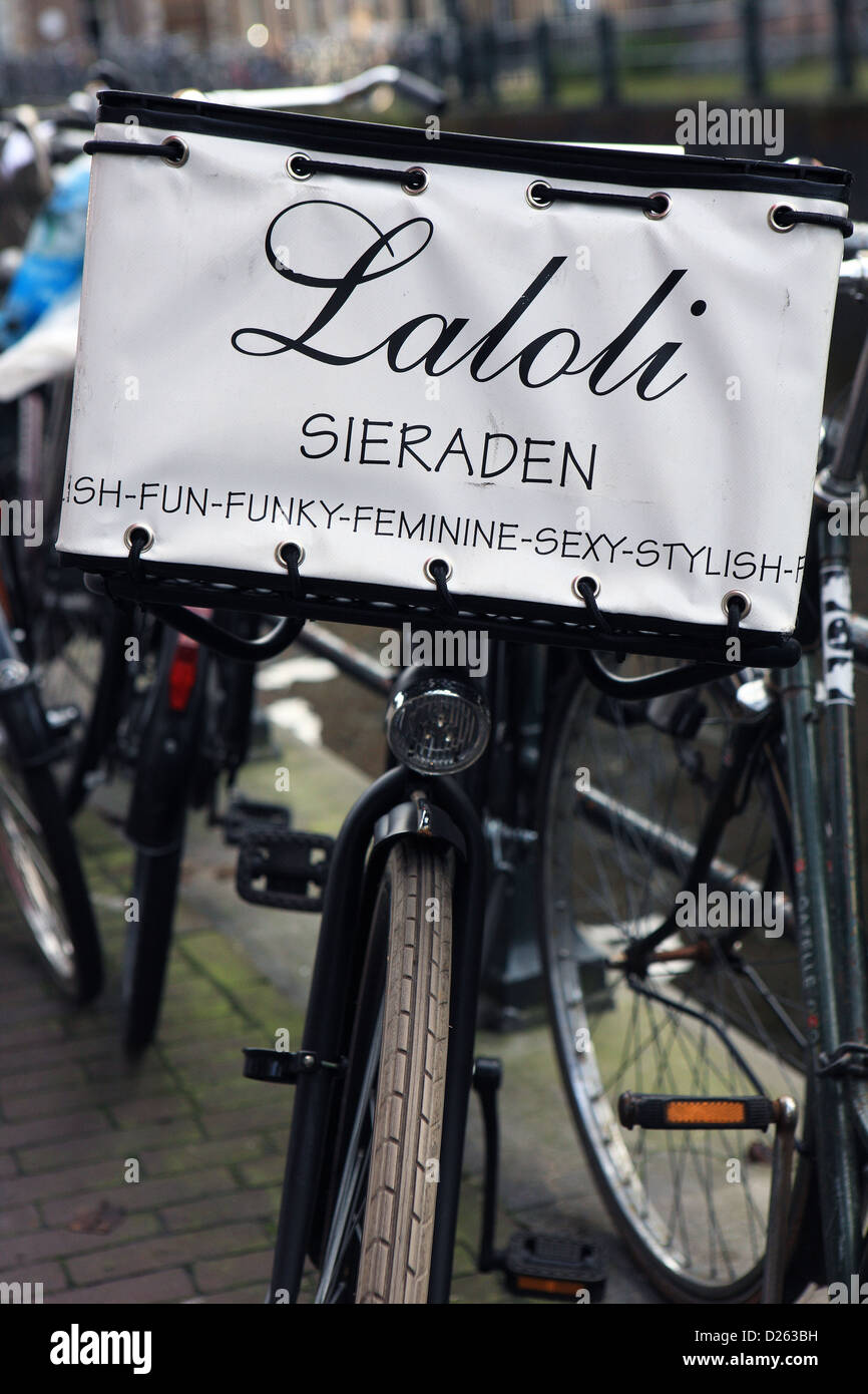 Vélo avec la publicité pour un magasin de bijoux local Laloli dans le  centre d'Amsterdam Photo Stock - Alamy