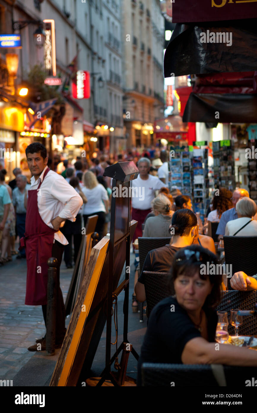 Quartier Latin - Quartier Latin à Paris. La vie nocturne et des restaurants avec des tables à l'extérieur dans la rue Banque D'Images