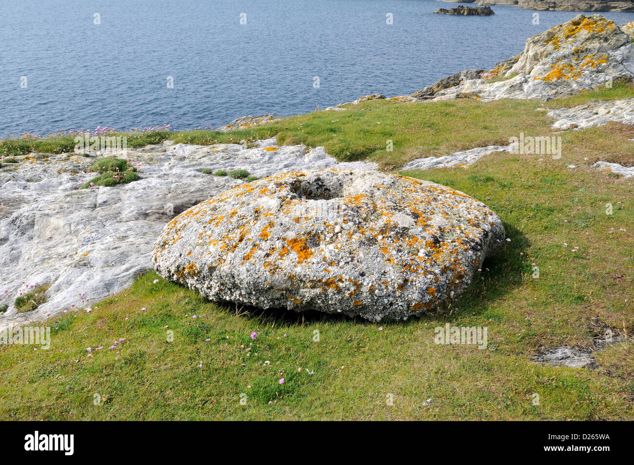 Au-dessus de Grindstone Bwa Gwyn, vestiges de l'ancienne carrière d'Argile Rhoscolyn Chine Côte d'Anglesey au Pays de Galles Cymru UK GO Banque D'Images