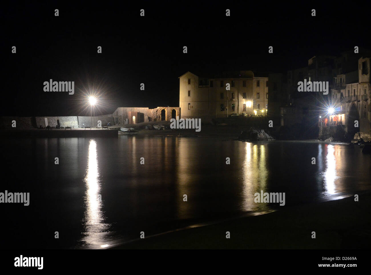 Nuit vue plage de Cefalù Sicile Italie lights jetty Banque D'Images