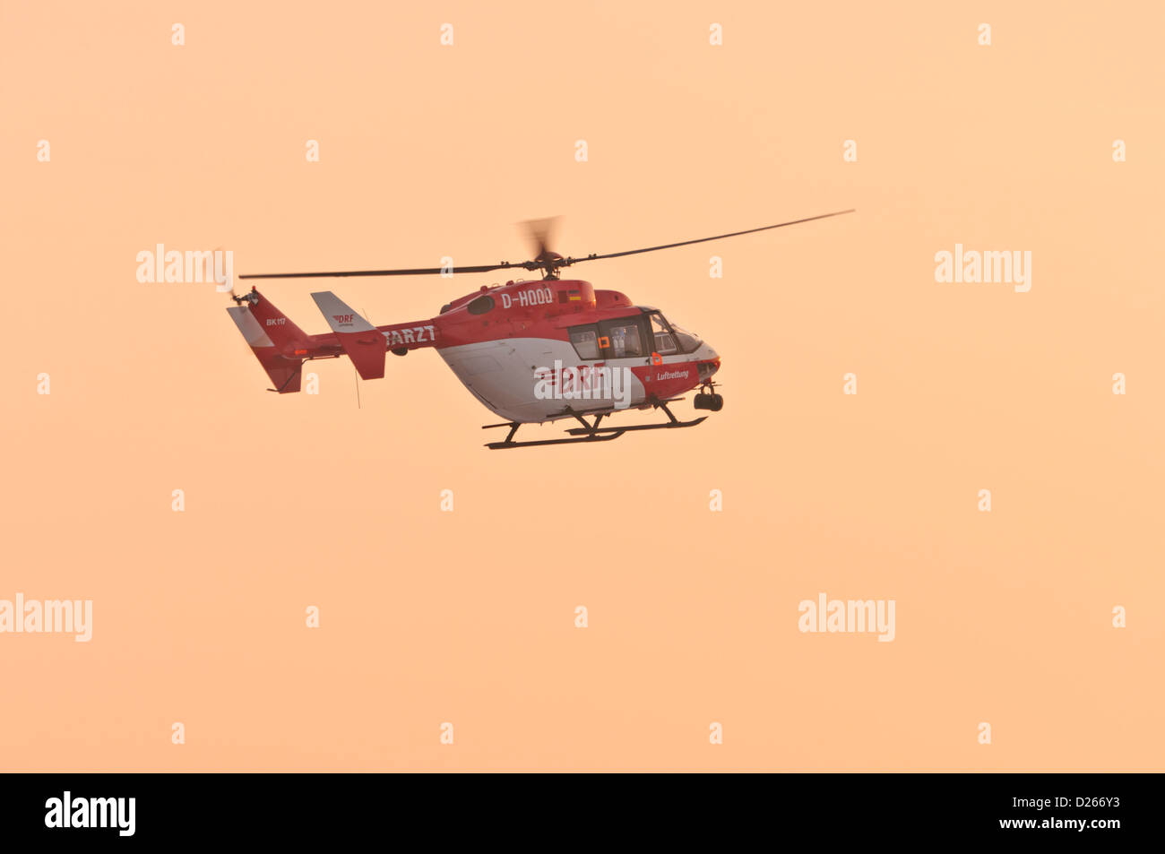 Eurocopter BK aéroporté 117-B2 hélicoptère de sauvetage d'urgence en vol de service DRF Luftrettung Air Rescue à l'aube Banque D'Images
