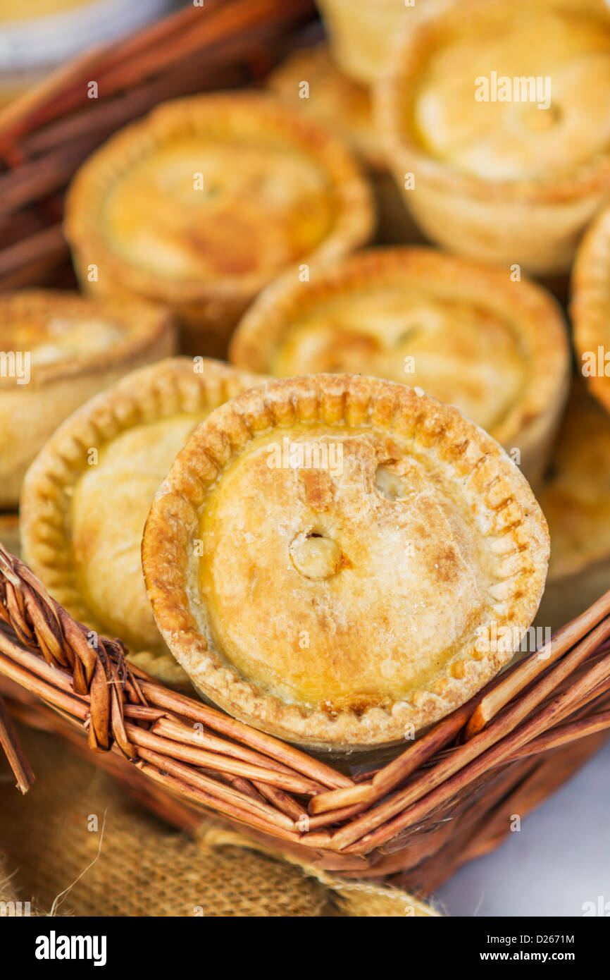 Porc à la main les tartes à la vente à un marché de producteurs au pays Beamish, Durham, Angleterre Banque D'Images