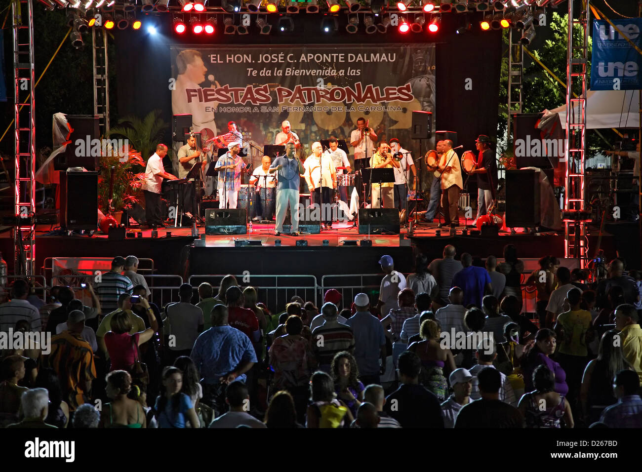 Groupe de salsa d'effectuer à fiesta patronales (saint patron fête), Carolina, Puerto Rico Banque D'Images