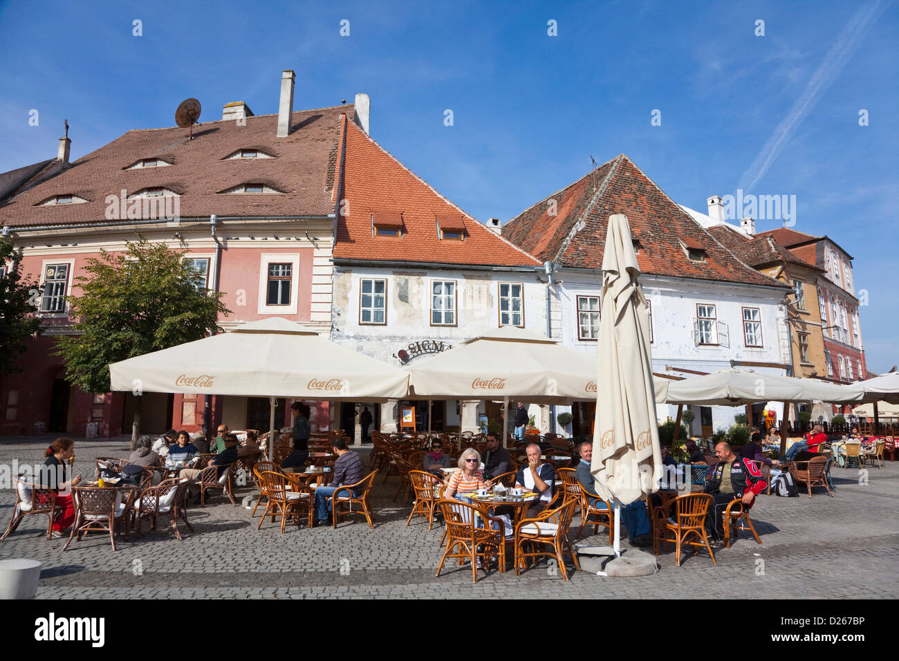 Hermannstadt Sibiu, en Transylvanie, les bâtiments sur la Piata Mica, les sections locales profitez d'un café le dimanche matin Banque D'Images