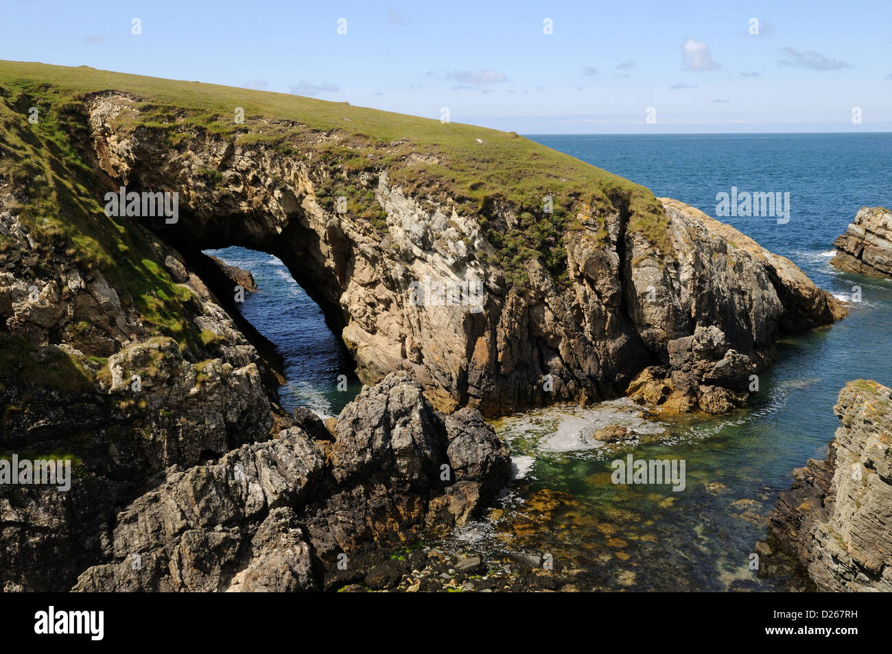 Bwa Du Natural stone arch Rhoscolyn Anglesey tête Côte de galles Cymru UK GO Banque D'Images