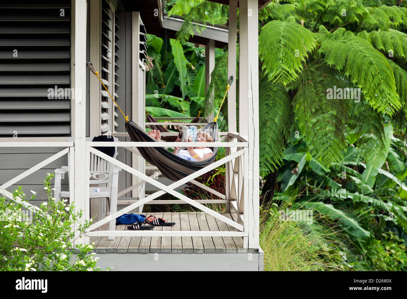 Woman reading on hammock, Casa Grande Mountain Retreat, Utuado, Puerto Rico Banque D'Images