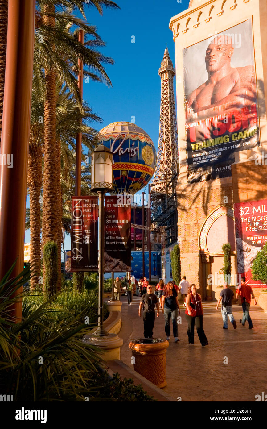 Les touristes sur trottoir, Las Vegas Nev Banque D'Images