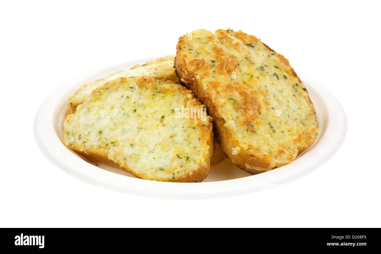 Une plaque avec du papier blanc épais garni d'ail et fromage sur un fond blanc. Banque D'Images