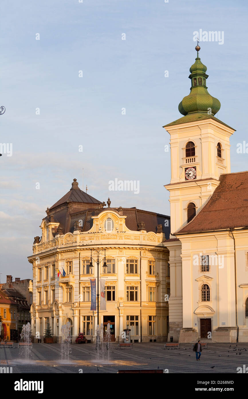 Hermannstadt Sibiu, en Transylvanie, Piata Mare avec l'hôtel de ville et cathédrale catholique romaine. Roumanie, Sibiu. Banque D'Images