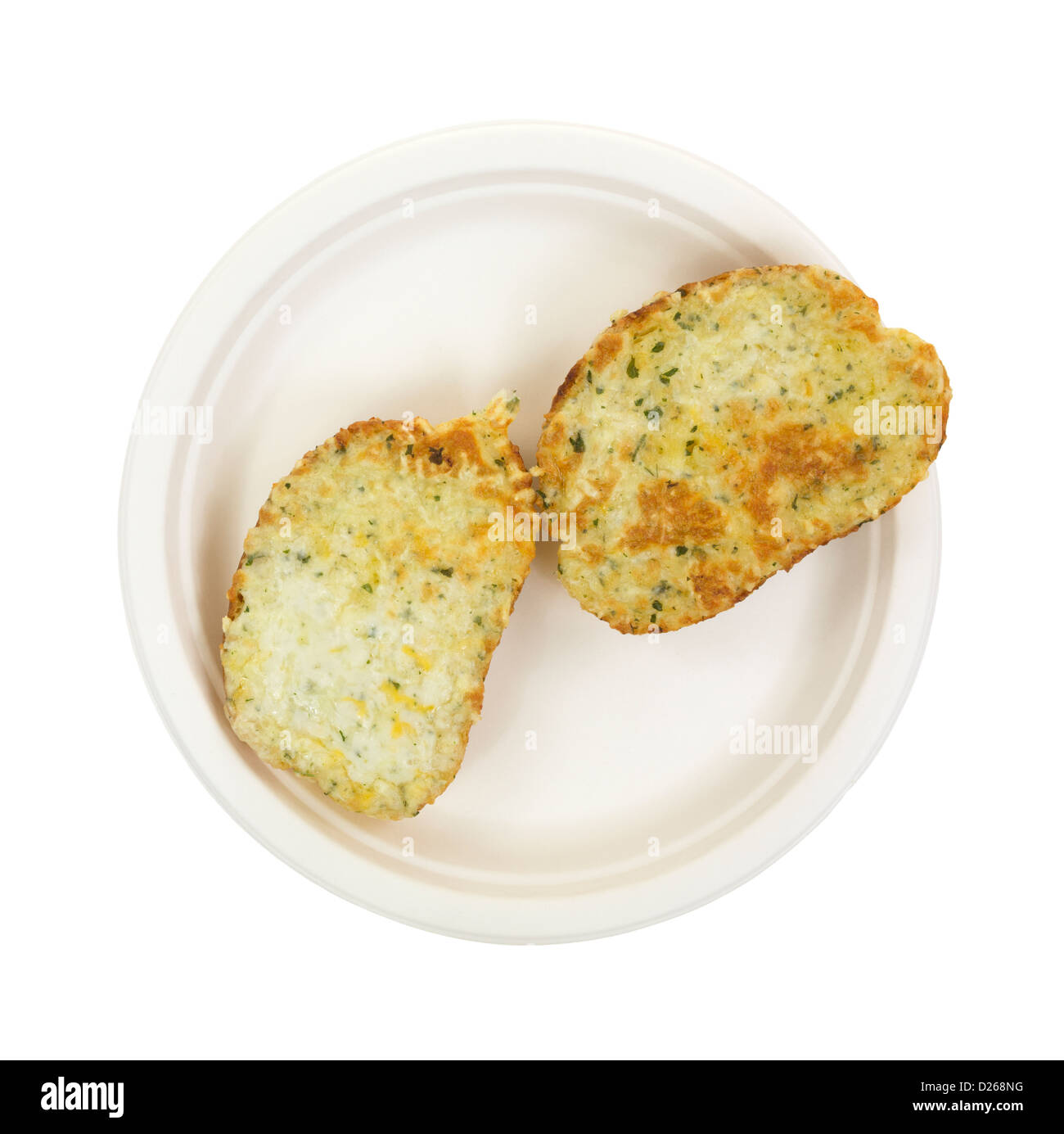 Deux tranches de pain blanc épais qui est garnie de fromage et l'ail qui a été grillée sur une assiette en carton. Banque D'Images