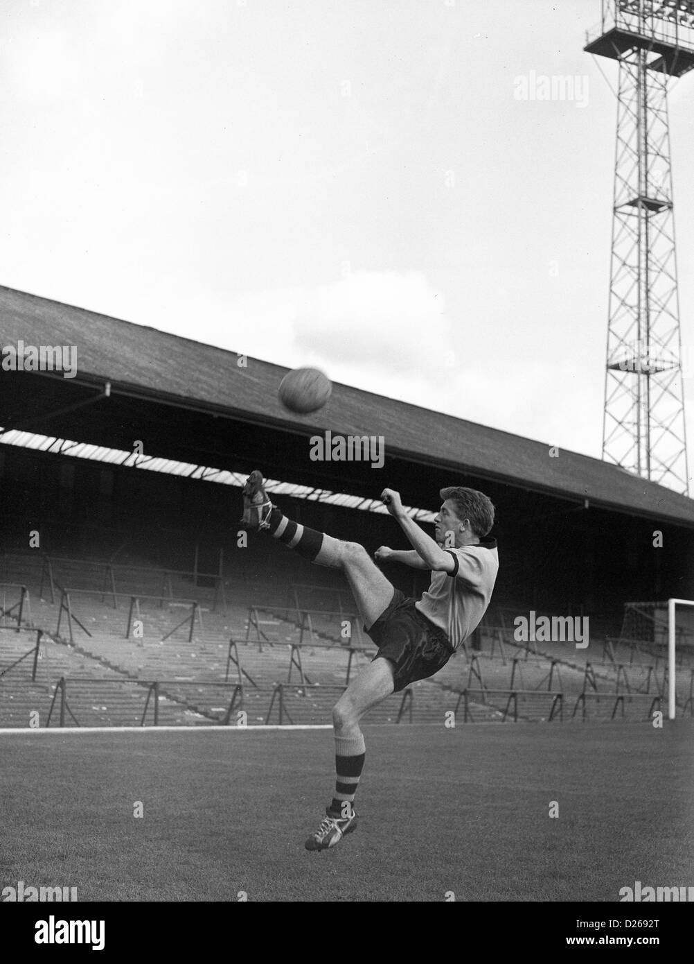 Peter Broadbent légendaire joueur de Wolverhampton Wanderers à Molineux 15/10/1958 Banque D'Images