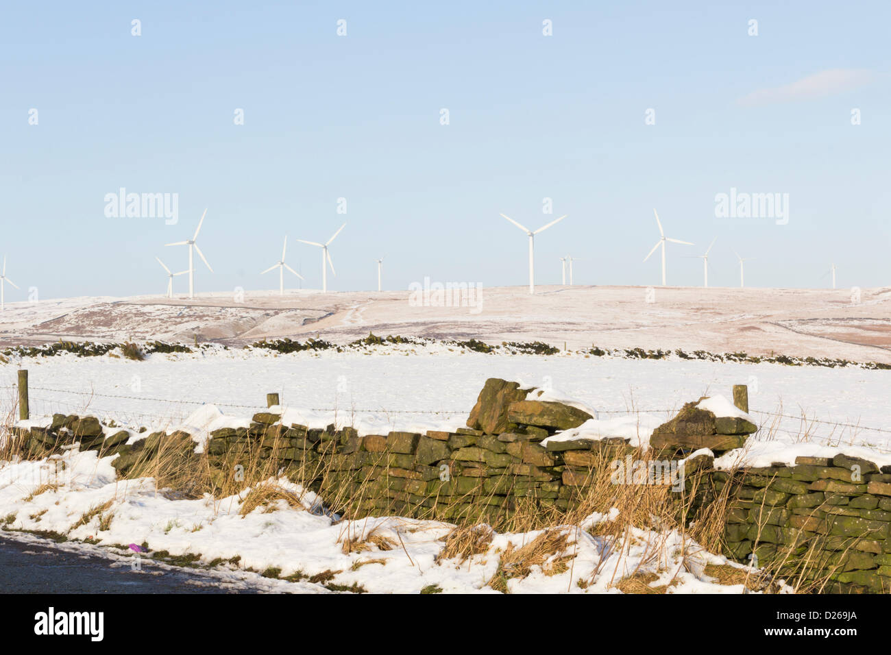 Rochdale, Lancashire 15 janvier 2013. Éoliennes sur la connaissance Tk Moor près de Rochdale font partie de la plus grande ferme éolienne terrestre en Angleterre l'existence de 26 turbines d'une capacité nominale de 65MW. La neige est tombée sur la lande cette semaine avec plus de chances dans les prochains jours et dans un processus permanent de prévision des températures inférieures au point de congélation pendant au moins une semaine à l'avance, mais les conditions calmes signifie les turbines ne tournent pas en tout temps et seulement lentement renouvelable aux moments où ils travaillent, ce qui suggère la puissance de sortie maximale est inférieure à un moment où elle est le plus nécessaire pour répondre à la demande d'électricité. Banque D'Images