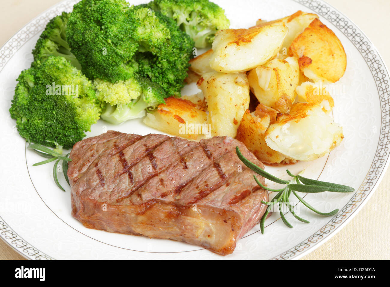 Faux filet grillé Steak (steak de New York) servi avec de l'ail écrasé de pommes de terre et le Brocoli bouilli Banque D'Images
